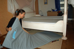 Geovital Schutzmatte werden unterm Bett verlegt