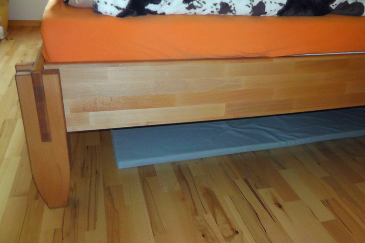 Geovital Schutzmatte verlegt unterm Bett