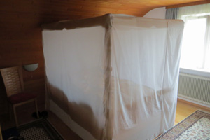 Himmelbett mit Strahlenschutz verkleidet