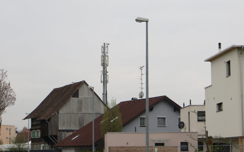 Der starke Sendemasten (UMTS und GSM, Kategorie 3) senden permanent direkt in Schlafzimmer.