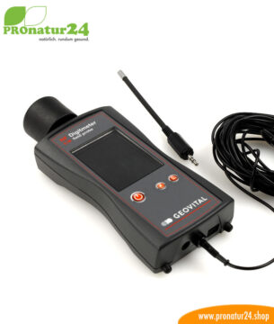 GEOVITAL NF Voltmeter Feld-Mess-Sonde (Digitmeter). Das Feldmessgerät zur professionellen Analyse niederfrequenter elektrischer Felder (Volt) und Magnetfelder (Tesla) für den Geobiologen und Baubiologen Dieses Niederfrequenz Analysegerät ist das erste in seiner Klasse. Dieses Gerät ist eine Neuentwicklung von Grund auf mit dem Ziel genauere und effizientere Messungen durchzuführen als diese bisher möglich waren mit handelsüblichen Analysegeräten und Mess-Sonden für den niederfrequenten Bereich der Elektrotechnik, sprich Spannungsfeldmessung und Magnetfeldmessung. Vorher/Nachher Messung der der Praxis Vorher/Nachher Messung Volt / Meter in der Praxis Vielfältige Funktion mit dem GEOVITAL NF Voltmeter (Digitmeter) Großes digitales Anzeigeinstrument mit aktustischer Ausgabe Stabantenne für Erkennung elektrischer Felder (V/M) Drehbare externe Feldspule zur Erkennung bestehender Magnetfelder (nT) Einfachste Handhabung Messung elektrischer und elektromagnetischer Felder (ideal für Messung im Wohnraum, Büroraum oder Schlafbereich) Messung von Oberflächenspannungen (für professionelle baubiologische Messung) Messung an Bahnstromanlagen (16 2/3 Hz) Schnelles Orten der Quellen bzw. der Verursacher Richtungsorientiertes Erfassen elektromagnetischer Feldlinien Einfache Möglichkeit zur Erdung für aussagekräftige Messungen Zuverlässiges Werkzeug für den Profi, schnelle Einweisung von Laien wie zB. Patienten, ist möglich Praxis mit dem NF Voltmeter (Digitmeter) von PROnatur24 Wir hatten die Möglichkeit eines der ersten NF Voltmeter (Digitmeter) für die geobiologische Untersuchung zu bekommen. Wir hatten bisher den Kombitest von Genitron im Einsatz, welches den Zweck natürlich erfüllte, wenn auch nur bedingt bis zu einer maximalen Messungsskala bis 50 Volt pro Meter. Mit dem GEOVITAL NF Digitmeter schaffen wir erstmals eine zuverlässige Messung bis in den vierstelligen Bereich, was einen enormen Fortschritt in der geobiolgischen Praxis in der Arbeit mit Patienten darstellt. [divider width=