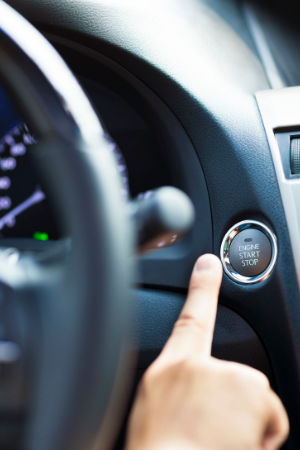 Auto mit Startknopf starten - Keyless-Go ist sehr bequem, aber gefährlich