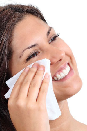 Täglich Augen Make-Up entfernen vor dem zu Bett gehen