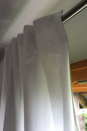 Abschirmvorhang-Idee mit Silver Tulle aus zwei Stoffschichten (Baumwolle blickdicht + Abschirmstoff) Abschirmvorhang-Idee mit Silver Tulle mit zwei Stoffschichten