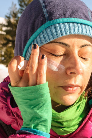 Denke an den Sonnenschutz im Winter. Hohe UV-Strahlung! Denke an den Sonnenschutz im Winter. Hohe UV-Strahlung!