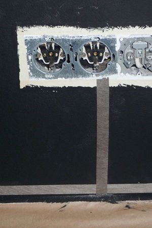 Erdung einer mittels Abschirmfarbe geschützten Wand mit Erdungsband EB1. Erdung einer mittels Abschirmfarbe geschützten Wand mit Erdungsband EB1.