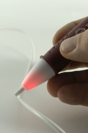 Mit diesem Spannungstester lassen sich Kabelbrüche, defekte LED-Lampen in zB  Lichterketten und falsch eingesteckte Elektrogeräte zu erkennen.