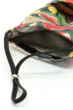 Detailaufnahme der beiden integrierten Taschen und vom integrierten Abschirmstoff