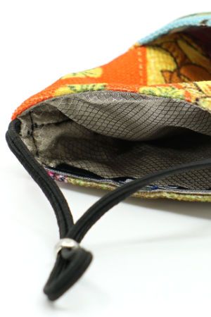 Detailaufnahme der beiden integrierten Taschen und vom integrierten Abschirmstoff