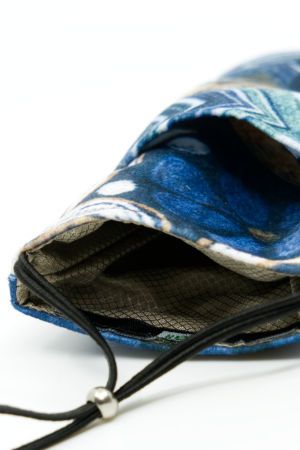Detailaufnahme der beiden integrierten Taschen und vom integrierten Abschirmstoff