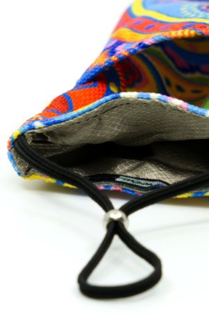Detailaufnahme der beiden integrierten Taschen und vom integrierten Abschirmstoff