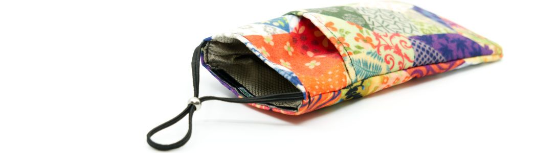 Dieses Modell unserer EMF Strahlenschutz Handytasche / Handyhülle besticht mit einem einmaligen farbenfrohen Design. Jede Handyhülle ein Unikat!