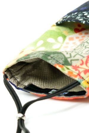 Detailaufnahme der beiden integrierten Taschen und vom integrierten Abschirmstoff
