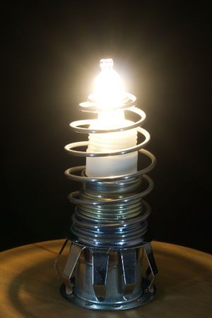 Geschirmte Tischleuchte in Zylinder Form mit Opalglas, 37 cm hoch, Fuß aus Buchenholz, E14 Fassung, 33 Watt Geschirmte Tischleuchte in Zylinder Form mit Opalglas, 37 cm hoch, Fuß aus Buchenholz, E14 Fassung, 33 Watt