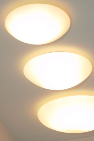 Geschirmte Deckenleuchte, mundgeblasenes Opalglas, 2 Größen (32cm + 40cm), E27 Fassung, 60 Watt Geschirmte Deckenleuchte, mundgeblasenes Opalglas, 2 Größen (32cm + 40cm), E27 Fassung, 60 Watt