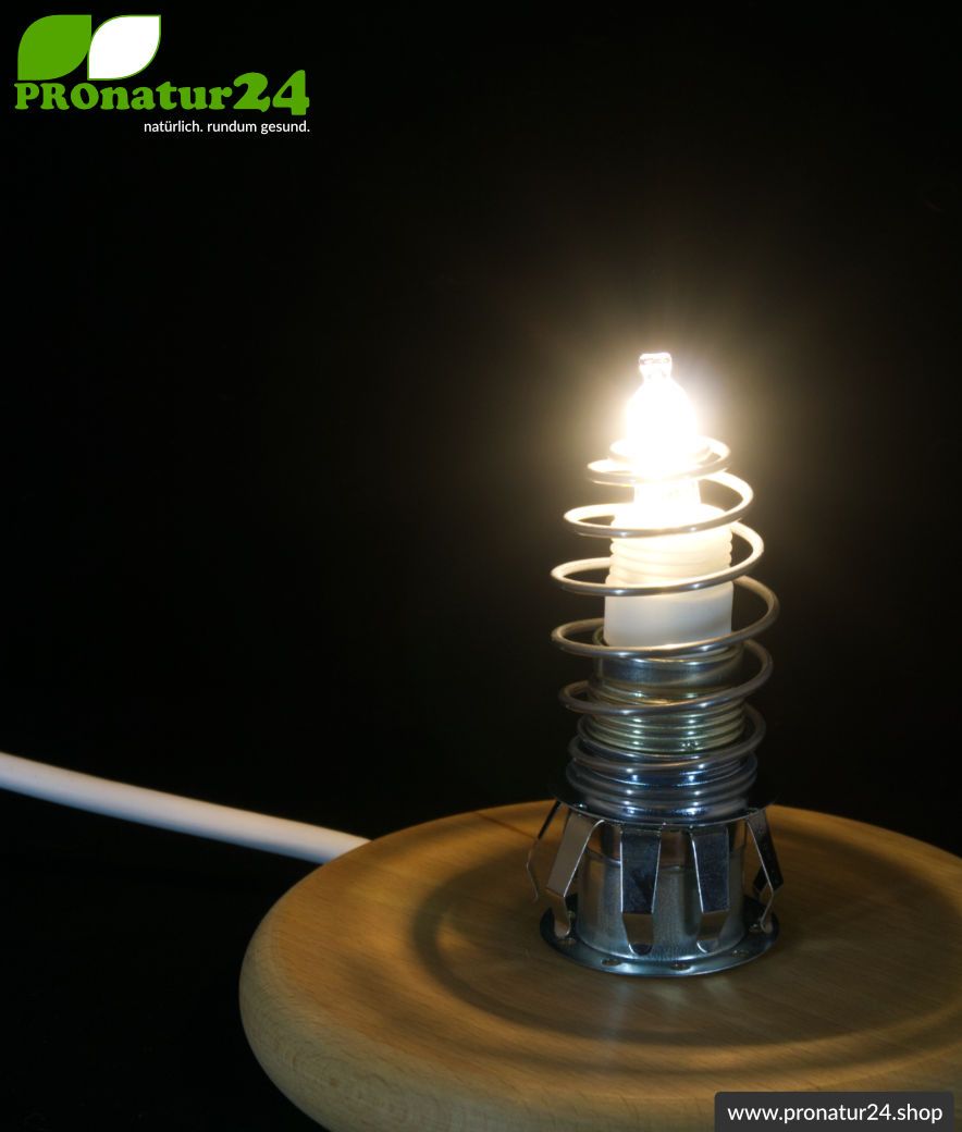 Geschirmte Tischleuchte in Segel Form, mundgeblasenes Opalglas, 41 cm Höhe, Buchenholz Fuß, E27 Fassung, 60 Watt