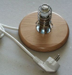 Geschirmter Lampensockel zum Nachrüsten von zB. Salzkristall-Leuchten oder selbst designte Lampenschirme. E14 Fassung, 15 Watt. Geschirmter Lampensockel zum Nachrüsten von zB. Salzkristall-Leuchten oder selbst designte Lampenschirme. E14 Fassung, 15 Watt.