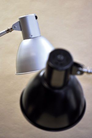 Geschirmte Leuchte für Schreibtisch und Arbeitsplatz. Ideale Werklampe. 48 Watt. E27. Schwarz Design. Geschirmte Leuchte für Schreibtisch und Arbeitsplatz. Ideale Werklampe. 48 Watt. E27. Schwarz Design.