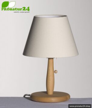 Geschirmte Tischleuchte aus Buchenholz mit Lampenschirm aus Baumwolle natur. 31 cm Höhe, E27 Fassung, 40 Watt.