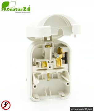 Adapter SCP3 Euro Schuko Stecker EF auf Typ G Stecker (UK), geerdet. 13 Ampere abgesichert. Weiss.