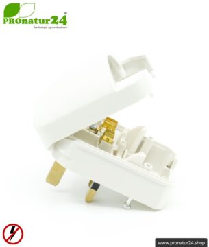 Adapter SCP3 Euro Schuko Stecker EF auf Typ G Stecker (UK), geerdet. 13 Ampere abgesichert. Weiss.