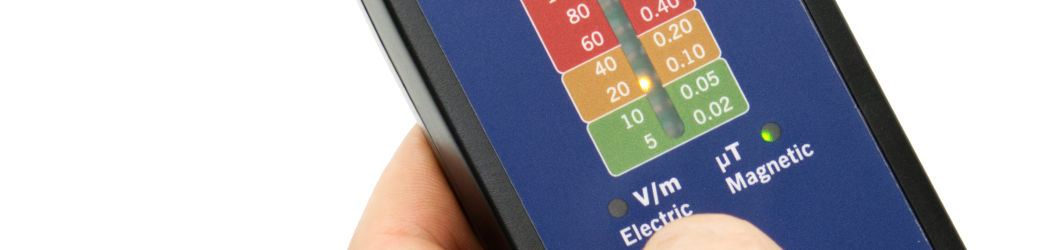 POCKET PF5 METER | Niederfrequenz Messgerät für Elektrosmog NF | Erkennung von elektrischen Wechselfeldern und magnetischen Feldern. 15-50.000 Hz. Potenialfreie Messung. POCKET PF5 METER | Niederfrequenz Messgerät für Elektrosmog NF | Erkennung von elektrischen Wechselfeldern und magnetischen Feldern. 15-50.000 Hz. Potenialfreie Messung.